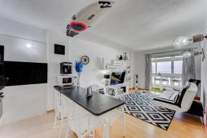 Kuchyň nebo kuchyňský kout v ubytování 1st line sea view 3 rooms apartment in Tenerife 92m2