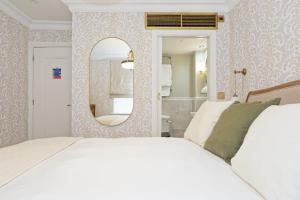 Cama ou camas em um quarto em Old Town House by Ezestays