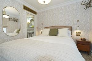 Cama ou camas em um quarto em Old Town House by Ezestays
