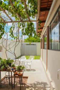patio con sedie e tavolo con piante di Studio Aconchego Correntina a Correntina