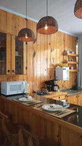 una cucina con piano di lavoro e forno a microonde di Studio Aconchego Correntina a Correntina