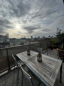 - une table en bois sur un balcon avec vue sur la ville dans l'établissement Apartment with nice view of Basel, à Bâle