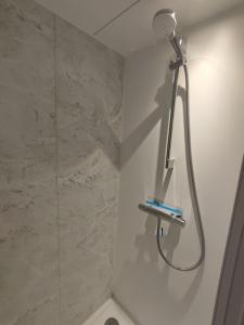 a shower with a shower head in a bathroom at Atlanta. Een buitengewone ervaring. Dicht bij AMS. in Vinkeveen