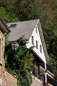 Biały dom z światłem ulicznym przed nim w obiekcie Le Corumont w La-Roche-en-Ardenne