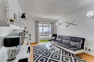 Posezení v ubytování 1st line sea view 3 rooms apartment in Tenerife 92m2