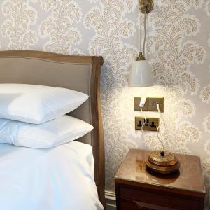Cama ou camas em um quarto em Old Town House by Ezestays