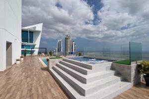 uma piscina no telhado de um edifício em Awesome 2BR with balcony in Costa del Este na Cidade do Panamá