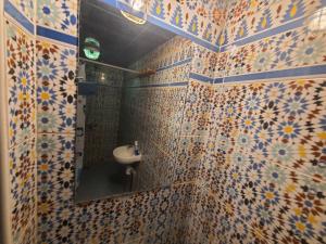 baño con espejo y lavabo en Dar Lalla Kenza en Fez