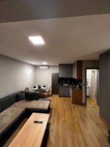 uma sala de estar com um sofá e uma mesa em Apartman Jovana em Herceg Novi