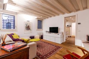 Un televizor și/sau centru de divertisment la San Samuele Venezia Centro+ Wellness Pool Jacuzzi