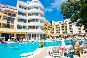 Baseinas apgyvendinimo įstaigoje Sun Palace Hotel - All Inclusive arba netoliese