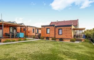 a row of houses with a yard at Cozy Home In Rewal With Kitchen in Rewal
