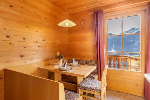 a dining room with a table and a window at Thalhof Laugen in Ultimo