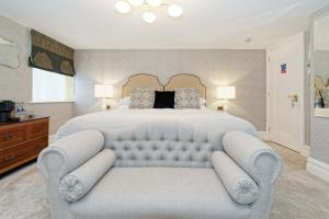 Uma área de estar em Old Town House by Ezestays