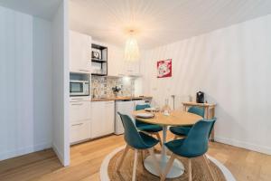 kuchnia i jadalnia ze stołem i krzesłami w obiekcie One bedroom apartment with parking & terrace w mieście Croix