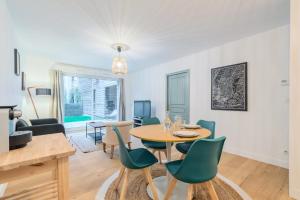 jadalnia i salon ze stołem i krzesłami w obiekcie One bedroom apartment with parking & terrace w mieście Croix