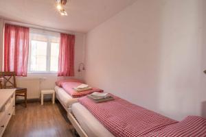 a bedroom with two beds and a window at Chalet Azeno EG in Adelboden