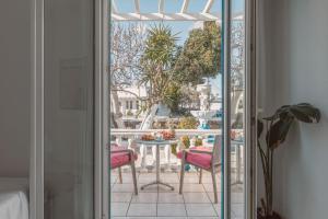 Photo de la galerie de l'établissement Dibellee Mykonos Studios, à Glastros 120 autres photos