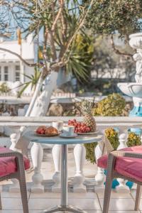 una mesa con un plato de comida. en Dibellee Mykonos boutique studios, en Glastros