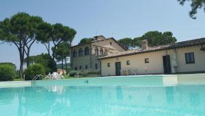une grande piscine en face d'un bâtiment dans l'établissement Residenza San Bartolomeo, à Foligno