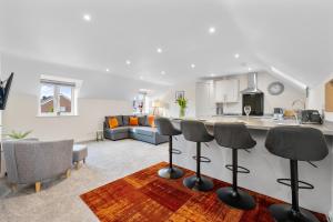 cocina y sala de estar con barra y taburetes en New Apartment in Stockton, sleeps 4, Free WIFI 