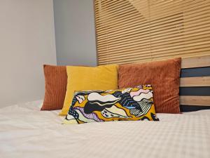 Postel nebo postele na pokoji v ubytování URBAN APARTMENTS THE PHILHARMONIC, Opolska 10 No 61, Free Garage, Self Check-in