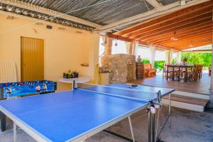 una mesa de ping pong en el medio de una habitación en Can Bielo by Rentallorca, en Lloret de Vistalegre
