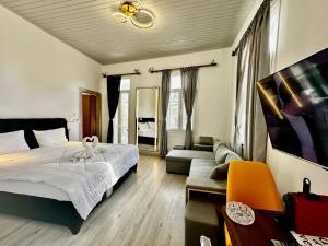 Postel nebo postele na pokoji v ubytování TRAVELLERS CORFU TOWN Luxury Suites, Studios & Apartments