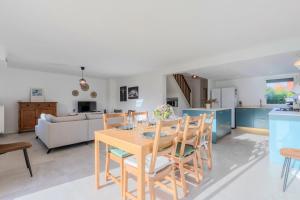 Kuchyň nebo kuchyňský kout v ubytování Beautiful 4 bedroom house with parking and garden