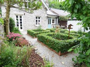 um jardim em frente a uma casa de pedra em 2 Bed in Grange Over Sands 78871 em Grange Over Sands