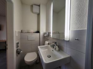 Baðherbergi á Hotel Bären Suhr