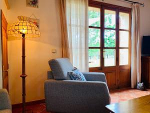 salon z krzesłem i lampą podłogową w obiekcie Vignette Collection Finca Banyols by IHG w mieście Alaró