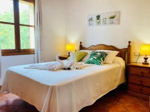 sypialnia z łóżkiem z dwoma łabędziami w obiekcie Vignette Collection Finca Banyols by IHG w mieście Alaró