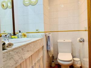 łazienka z umywalką i toaletą w obiekcie Vignette Collection Finca Banyols by IHG w mieście Alaró +23 zdjęcia