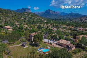 una vista aérea de una villa con montañas en el fondo en Finca Banyols by Rentallorca en Alaró