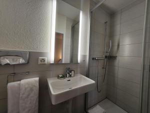Baðherbergi á Hotel Bären Suhr