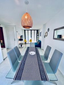 a dining room with a table and blue chairs at La palma- casa amoblada Palma Mayorca in Sincelejo