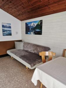 - un canapé dans une chambre avec un lit et deux tables dans l'établissement Apartments Steger Sand in Taufers Campo Tures, à Sand in Taufers