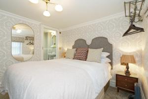 Cama ou camas em um quarto em Old Town House by Ezestays