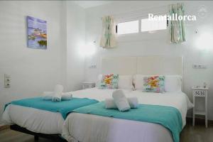 En eller flere senge i et værelse på Villa Cancun by Rentallorca + 7 billeder