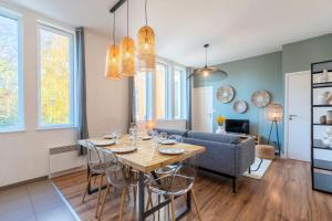 jadalnia i salon ze stołem i krzesłami w obiekcie Modern, quiet 3-bedroom apartment with parking w mieście Marcq-en-Barœul