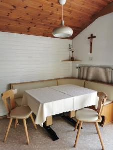 - une salle à manger avec une table et deux chaises dans l'établissement Apartments Steger Sand in Taufers Campo Tures, à Sand in Taufers