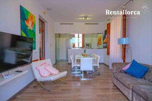 Can Bombarda by Rentallorca في يوبي: غرفة معيشة مع أريكة وطاولة