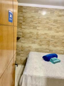 ein kleines Zimmer mit einem Bett mit blauen Handtüchern darauf in der Unterkunft Quarto privativo Caruaru fácil acesso para o pátio de eventos e feira da sulanca in Caruaru
