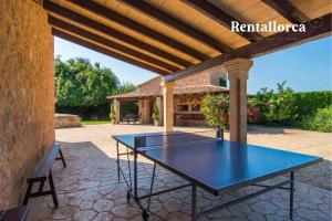 una mesa de ping pong bajo una pérgola en Finca Ses Contesas by Rentallorca, en Alcudia