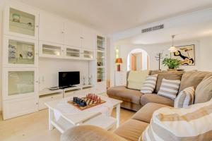 uma sala de estar com um sofá e uma televisão em Can Caldero by Rentallorca em Llucmajor