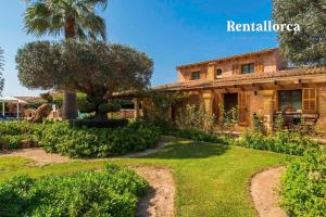 una casa con un jardín delante de ella en Finca Ses Contesas by Rentallorca, en Alcudia