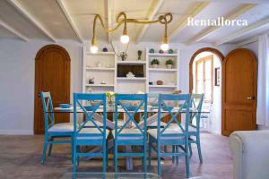 una sala da pranzo con tavolo e sedie blu di Finca es Collet by Rentallorca a Manacor