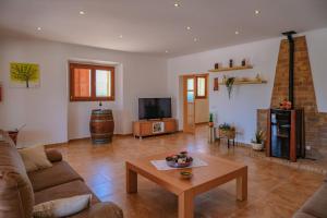 蒙圖伊里的住宿－Finca Son Roca by Rentallorca，带沙发和咖啡桌的客厅