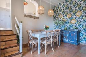 ein Esszimmer mit einem blauen Tisch und Stühlen in der Unterkunft Ca Sa Predina by Rentallorca in Biniaraix